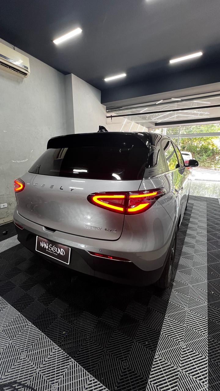 Traseira de Geely com película aplicada na Nani Sound Granja Viana